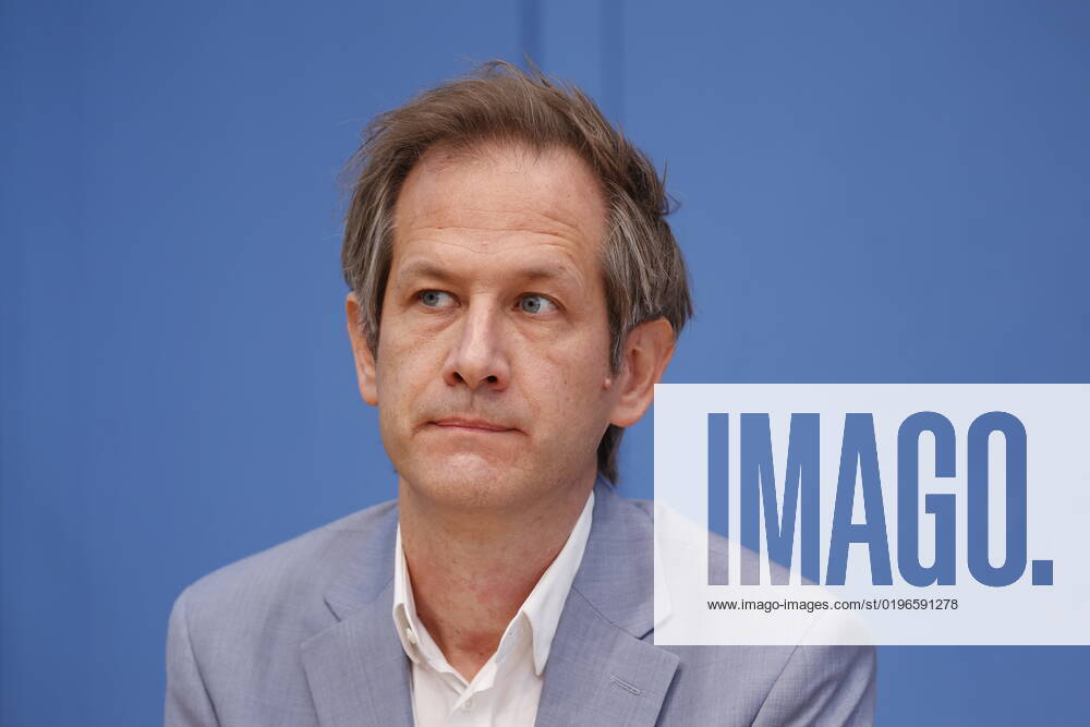 Prof. Dr. Marc Helbling, Mitglied des Sachverständigenrat für Integration und Migration (SVR) , Deutschland, Berlin, Bundespressekonferenz, Thema: Ergebnisse des SVR-Integrationsbarometers 2022