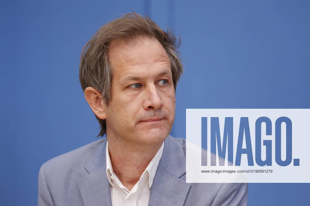 Prof. Dr. Marc Helbling, Mitglied des Sachverständigenrat für Integration und Migration (SVR) , Deutschland, Berlin, Bundespressekonferenz, Thema: Ergebnisse des SVR-Integrationsbarometers 2022