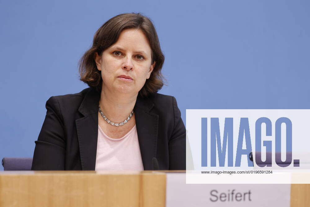 Staatssekretärin Juliane Seifert, BMI, Deutschland, Berlin, Bundespressekonferenz, Thema: Ergebnisse des SVR-Integrationsbarometers 2022