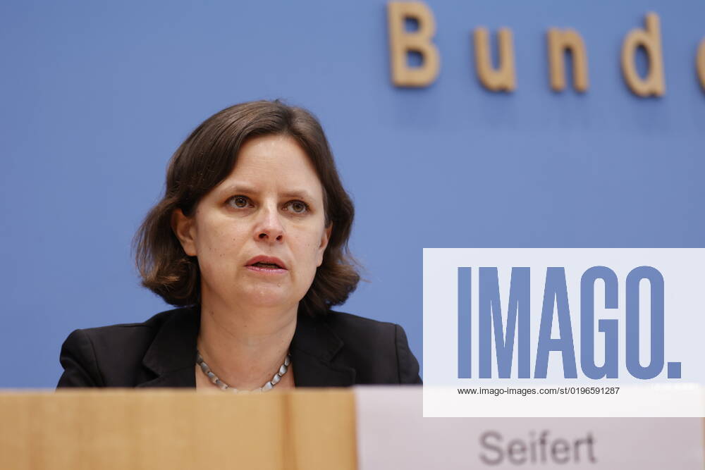 Staatssekretärin Juliane Seifert, BMI, Deutschland, Berlin, Bundespressekonferenz, Thema: Ergebnisse des SVR-Integrationsbarometers 2022