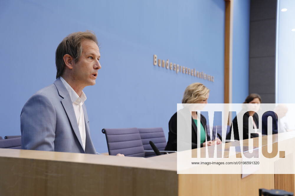 Prof. Dr. Marc Helbling, Mitglied des Sachverständigenrat für Integration und Migration (SVR) , Prof. Dr. Petra Bendel, Vorsitzende des Sachverständigenrat für Integration und Migration (SVR) , Staatssekretärin Juliane Seifert, BMI, Deutschland, Berlin, Bundespressekonferenz, Thema: Ergebnisse des SVR-Integrationsbarometers 2022