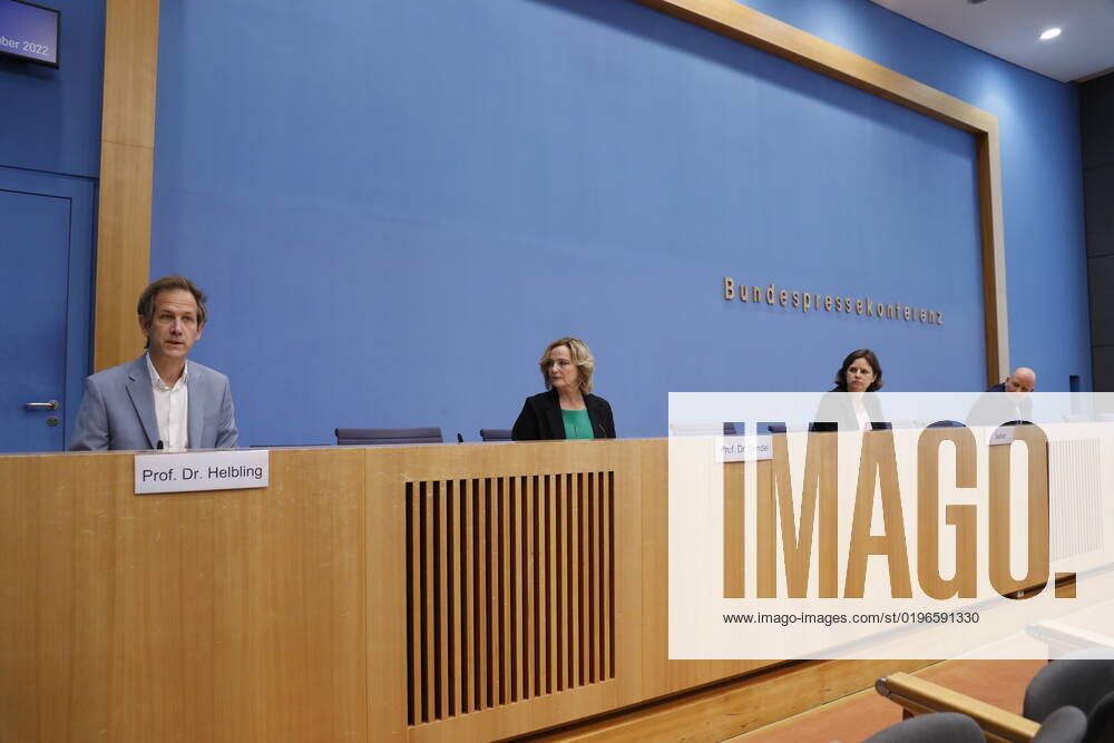 Prof. Dr. Marc Helbling, Mitglied des Sachverständigenrat für Integration und Migration (SVR) , Prof. Dr. Petra Bendel, Vorsitzende des Sachverständigenrat für Integration und Migration (SVR) , Staatssekretärin Juliane Seifert, BMI, Deutschland, Berlin, Bundespressekonferenz, Thema: Ergebnisse des SVR-Integrationsbarometers 2022