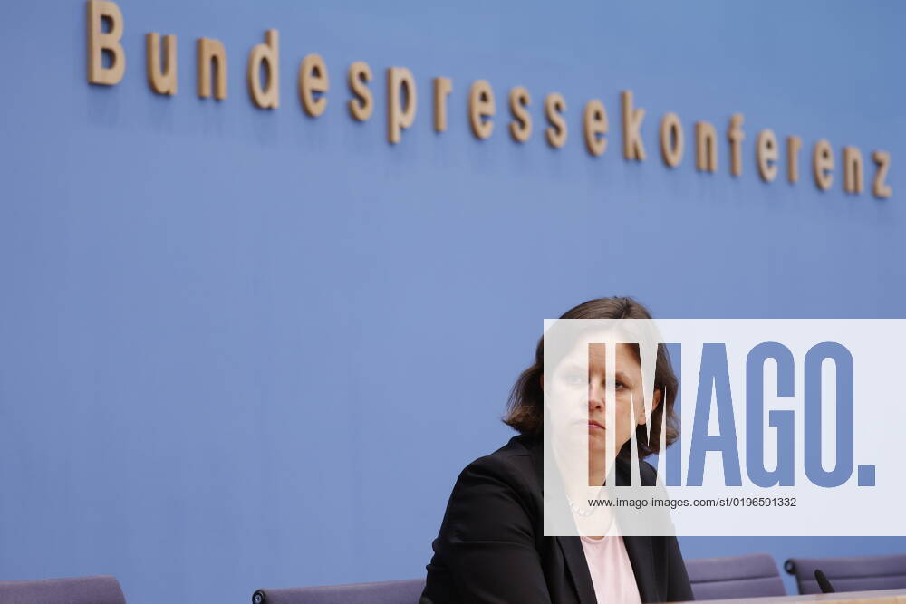 Staatssekretärin Juliane Seifert, BMI, Deutschland, Berlin, Bundespressekonferenz, Thema: Ergebnisse des SVR-Integrationsbarometers 2022