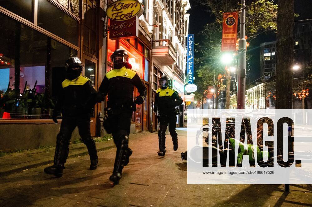 ROTTERDAM - Young people are being sent away from the Kruisplein by the riot police after the lost semi-final match between Morocco and France at the World Cup football in Qatar. ANP JEFFREY GROENEWEG netherlands out - belgium out