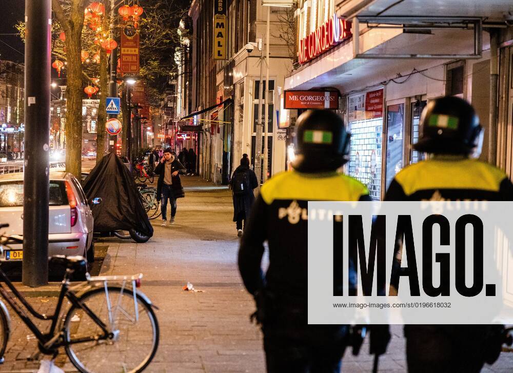 ROTTERDAM - Young people are being sent away from the Kruisplein by the riot police after the lost semi-final match between Morocco and France at the World Cup football in Qatar. ANP JEFFREY GROENEWEG netherlands out - belgium out