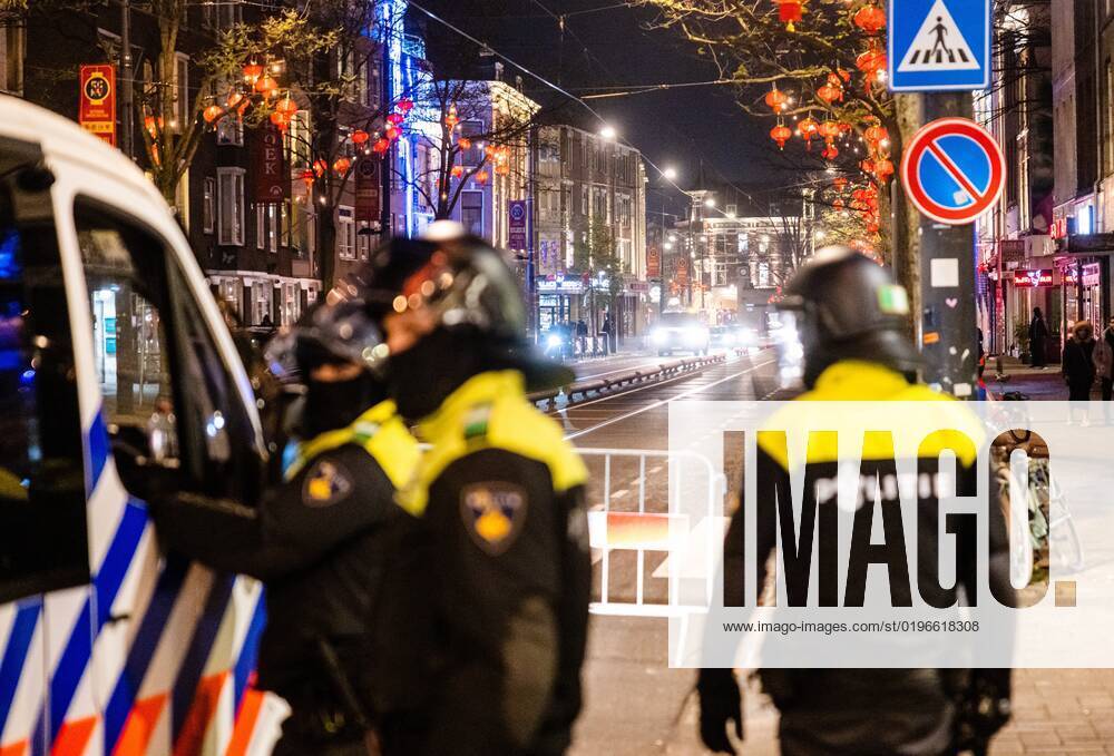 ROTTERDAM - Young people are being sent away from the Kruisplein by the riot police after the lost semi-final match between Morocco and France at the World Cup in Qatar. ANP JEFFREY GROENEWEG netherlands out - belgium out