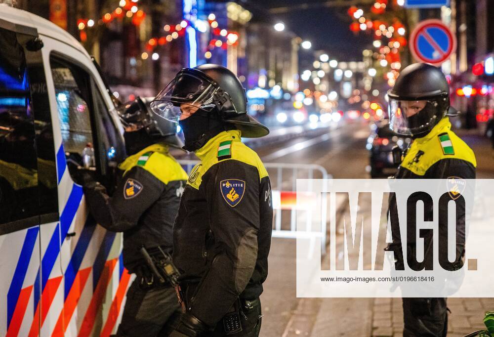 ROTTERDAM - Young people are being sent away from the Kruisplein by the riot police after the lost semi-final match between Morocco and France at the World Cup football in Qatar. ANP JEFFREY GROENEWEG netherlands out - belgium out