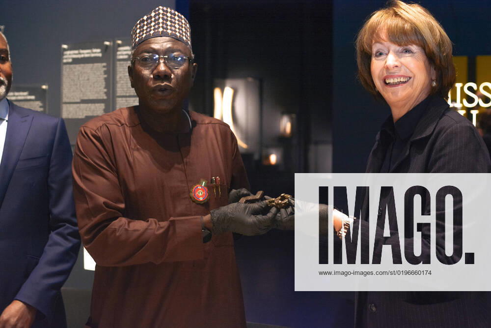 KW50 Press Conference Of Returning Benin Artifacts To Nigeria In Cologne Cologne mayor Henriette Reker and Director of national commission of Museums and Monuments of Nigerias, Prof. Abba Isa Tijani are seen holding a key during press conference of returning 92 historical Benin artifacts back to Nigeria museum iat Rautenstrauch Joest Museum in Cologne, Germany on December 15, 2022 cologne Germany