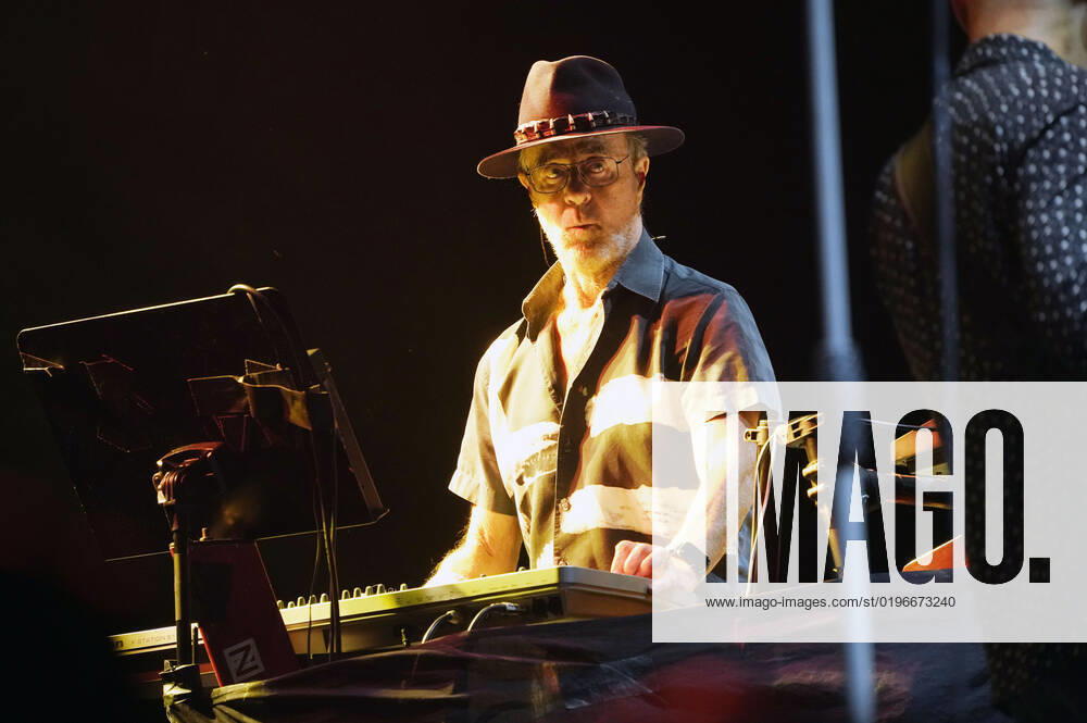 Manfred Mann von Manfred Manns Earth Band live bei einem Konzert in der Max-Schmeling-Halle. Berlin