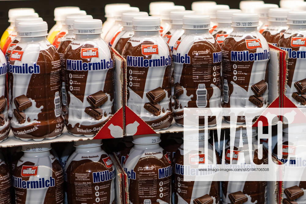 Deutschland 29. November 2022: Im Bild: In einem Kühlregal stehen Produkte der Sorte Müllermilch. Bei der Müllermilch mit schokigem Geschmackt handelt es sich um ein Produkt der Unternehmensgruppe Theo Müller. Landkreis Osnabrück Niedersachsen