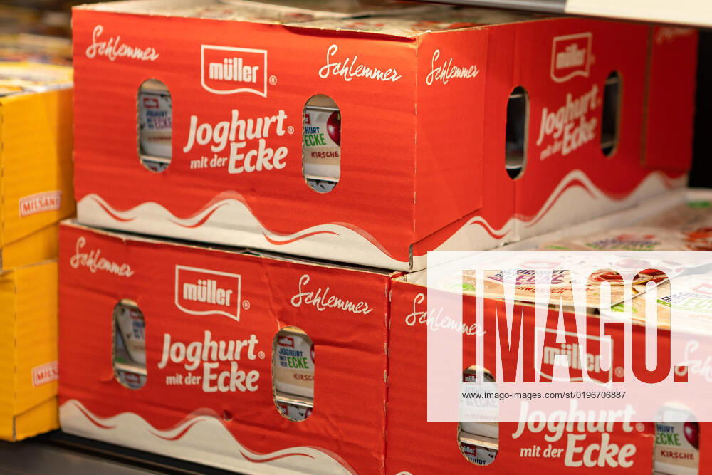 Deutschland 29. November 2022: Im Bild: In einem Kühlregal stehen Produkte der Sorte Müllermilch, hier der Joghurt mit der Ecke. Bei dem Joghurt handelt es sich um ein Produkt der Unternehmensgruppe Theo Müller. Landkreis Osnabrück Niedersachsen