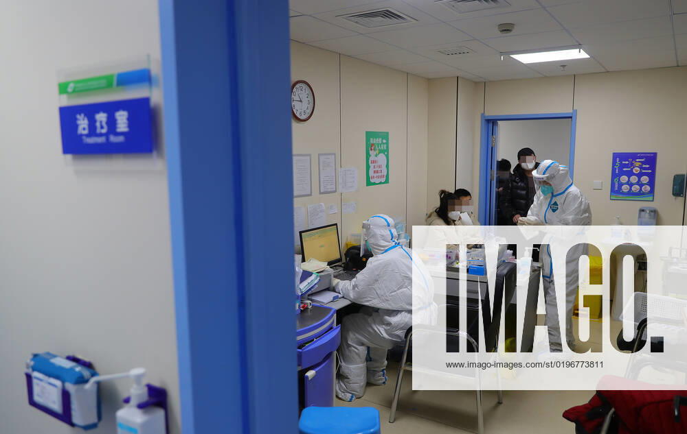 (221217) -- SHENYANG, Dec. 17, 2022 -- Medical workers treat patients at a fever clinic at Shengjing Hospital of China Medical University in Shenyang, northeast China s Liaoning Province, Dec. 15, 2022. China is continuing its optimization of COVID-19 epidemic prevention and control measures as it shifts the focus of its response strategy from curbing new infections to preventing and treating severe cases. The fever clinic of the hospital is trying its best to ensure the treatment of patients with acute and severe symptoms. ) CHINA-LIAONING-SHENYANG-FEVER CLINIC (CN) YangxQing