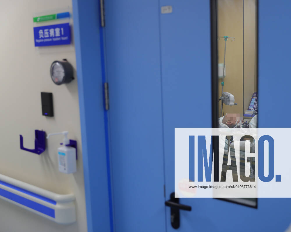 (221217) -- SHENYANG, Dec. 17, 2022 -- A critically ill patient is being treated at a fever clinic at Shengjing Hospital of China Medical University in Shenyang, northeast China s Liaoning Province, Dec. 15, 2022. China is continuing its optimization of COVID-19 epidemic prevention and control measures as it shifts the focus of its response strategy from curbing new infections to preventing and treating severe cases. The fever clinic of the hospital is trying its best to ensure the treatment of patients with acute and severe symptoms. ) CHINA-LIAONING-SHENYANG-FEVER CLINIC (CN) YangxQing