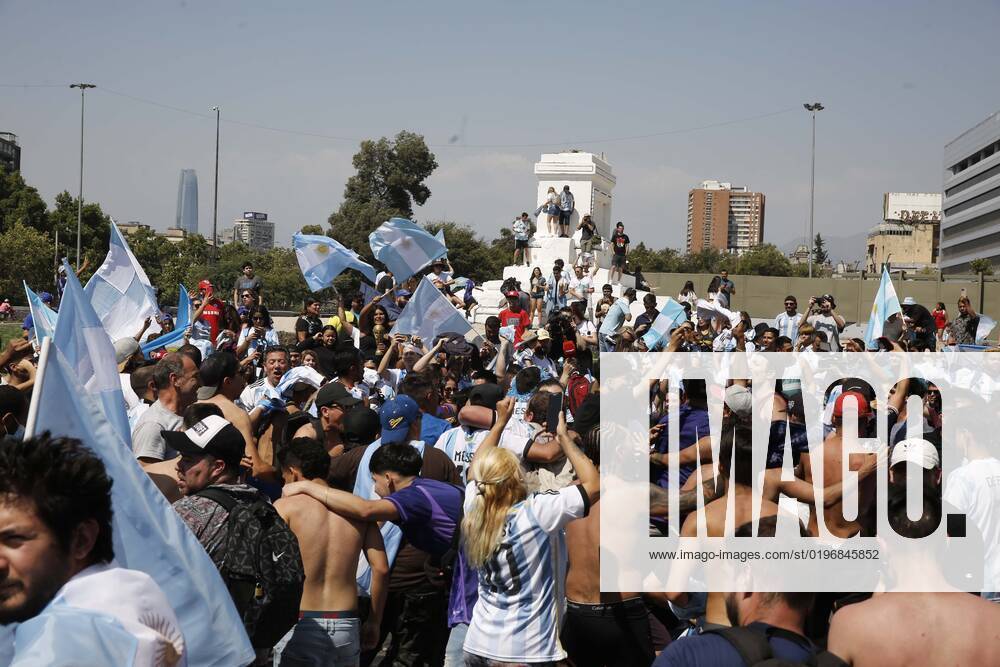 Argentines celebrate Qatars world soccer championship in Plaza Italia, won by their team at the Argentine embassy in Chile Suffering and maximum joy Juan Eduardo Lopez Aton Chile, Santiago Chile Aton 666316