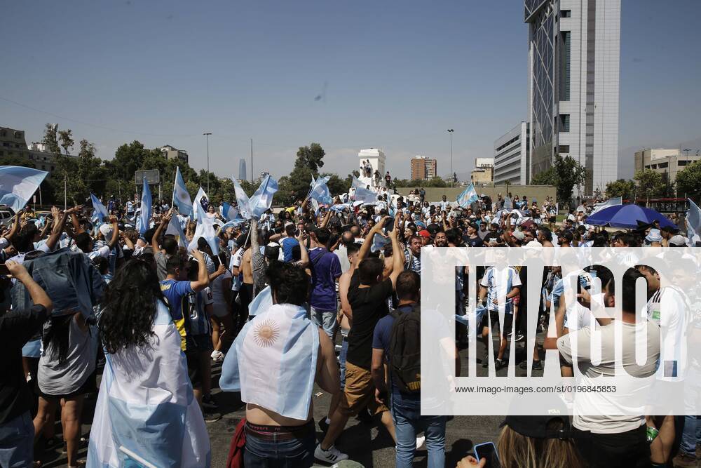 Argentines celebrate Qatars world soccer championship in Plaza Italia, won by their team at the Argentine embassy in Chile Suffering and maximum joy Juan Eduardo Lopez Aton Chile, Santiago Chile Aton 666317