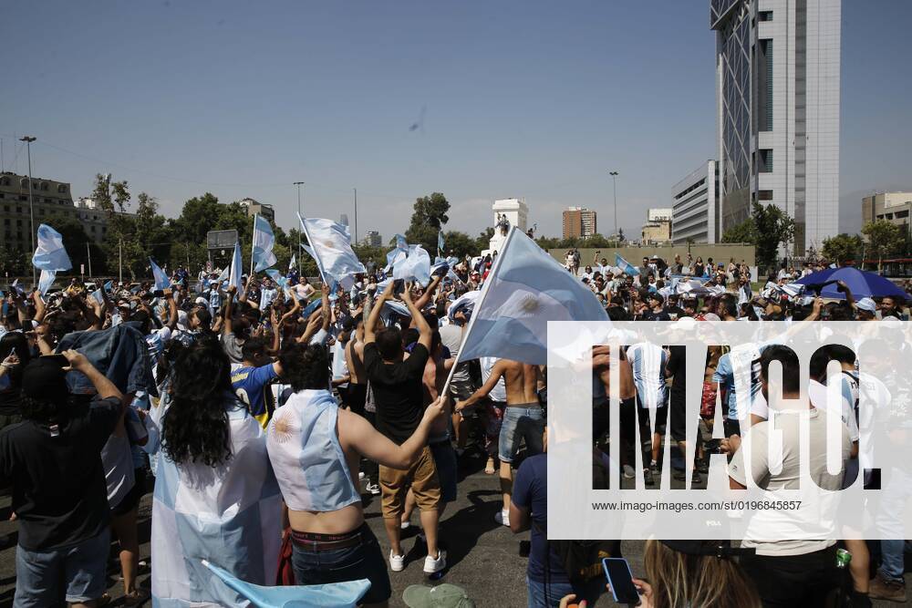 Argentines celebrate Qatars world soccer championship in Plaza Italia, won by their team at the Argentine embassy in Chile Suffering and maximum joy Juan Eduardo Lopez Aton Chile, Santiago Chile Aton 666318