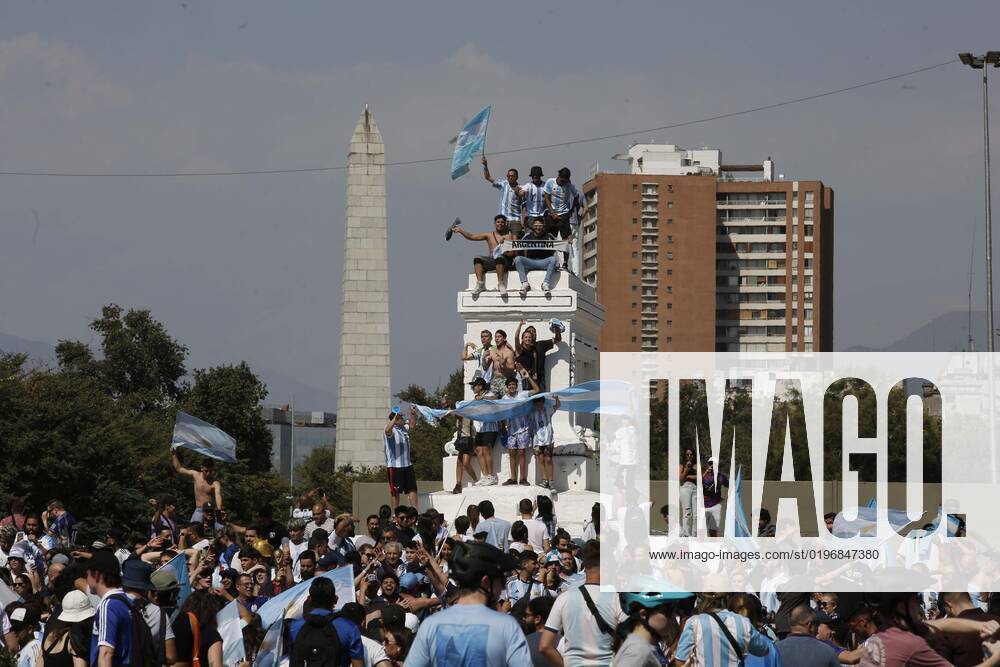 Argentines celebrate Qatars world soccer championship in Plaza Italia, won by their team at the Argentine embassy in Chile Suffering and maximum joy Juan Eduardo Lopez Aton Chile, Santiago Chile Aton 666359