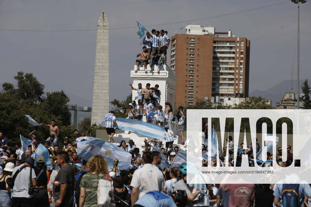 Argentines celebrate Qatars world soccer championship in Plaza Italia, won by their team at the Argentine embassy in Chile Suffering and maximum joy Juan Eduardo Lopez Aton Chile, Santiago Chile Aton 666361