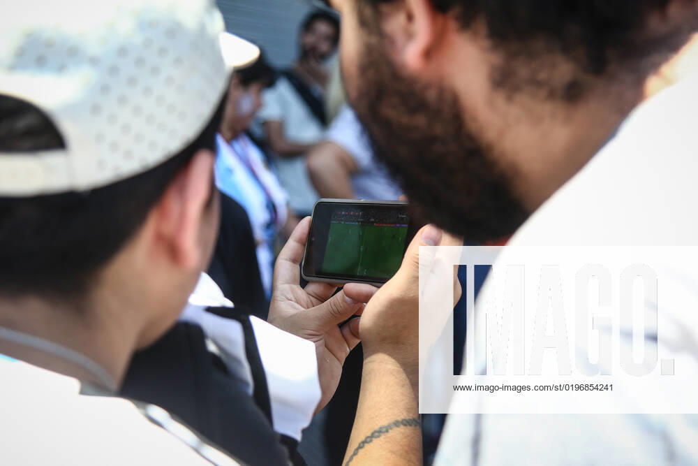 Argentina fans watching the match on a cellphone in the victory against France, for the finals of world cup Qatar 2022. Final Score: Argentina 4 - 2 France Buenos Aires Argentina - ZUMAs197 20221218_zab_s197_067