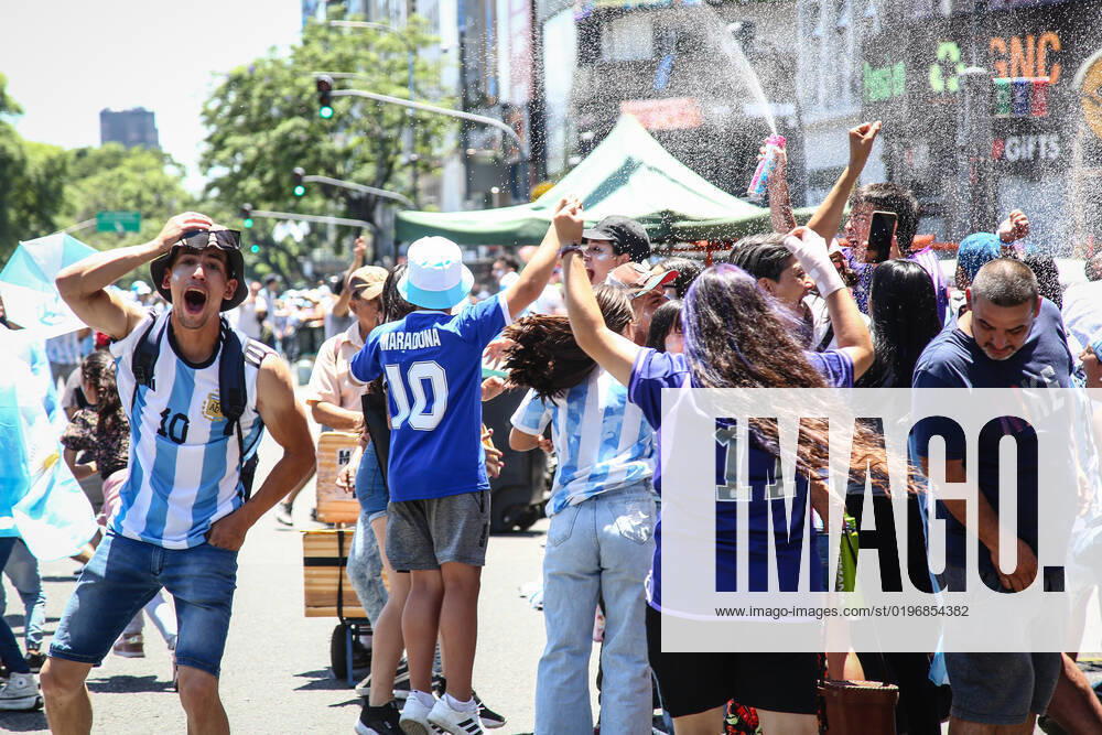 Argentina fans celebrate the victory against France, for the finals of world cup Qatar 2022. Final Score: Argentina 4 - 2 France Buenos Aires Argentina - ZUMAs197 20221218_zab_s197_073