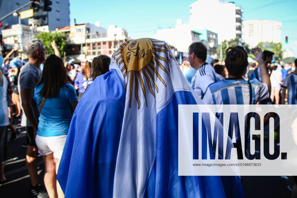 Argentina fan seen under an Argentinian flag during the championship celebration in the World Cup Qatar 2022. Buenos Aires Argentina - ZUMAs197 20221218_zaa_s197_269