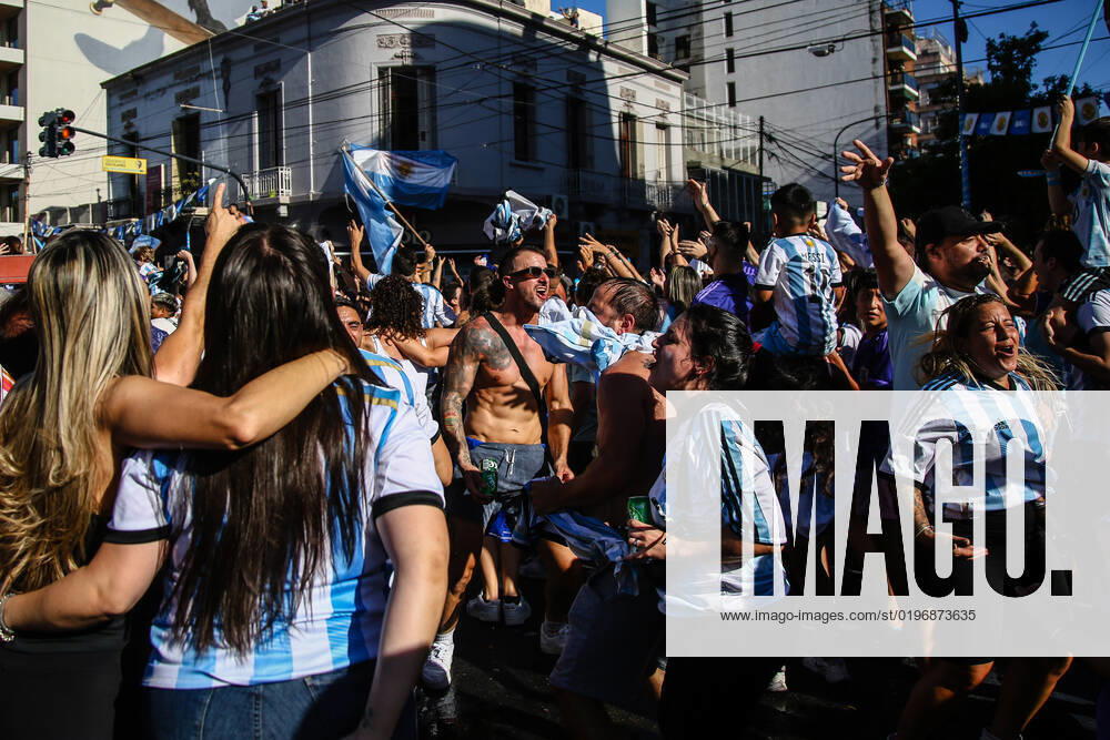 Argentina fans celebrate their championship in the World Cup Qatar 2022. Buenos Aires Argentina - ZUMAs197 20221218_zaa_s197_271