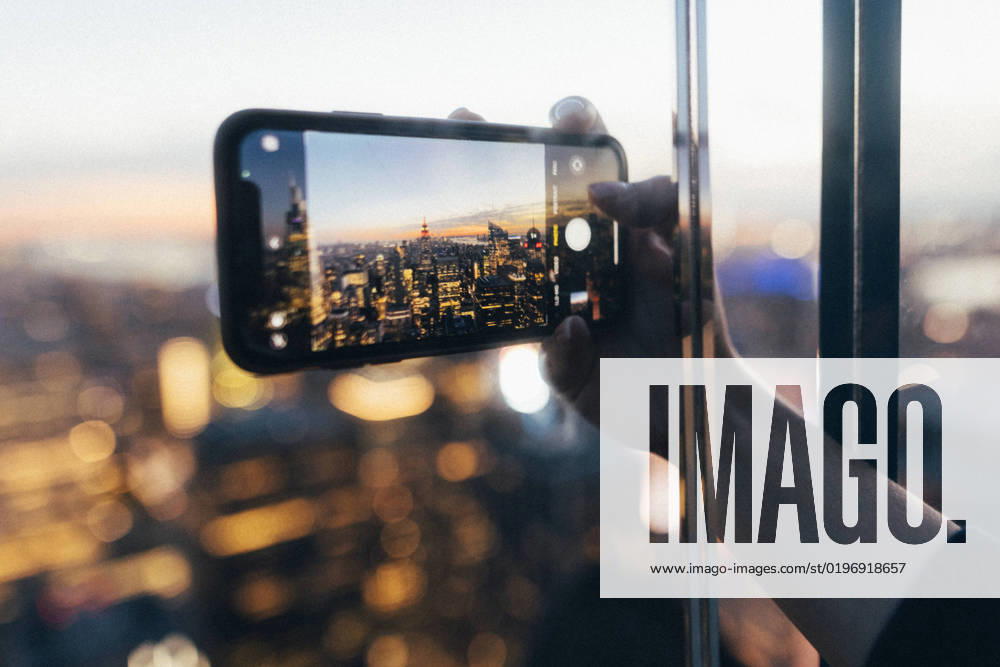 IMAGO Creative, Urban Lifestyle Travel pictures New York City New York Manhattan, 02.10 - 10.10.22: Aussichtsplattform Rocke Feller Center mit Blick auf das Empire State Building bei Nacht.