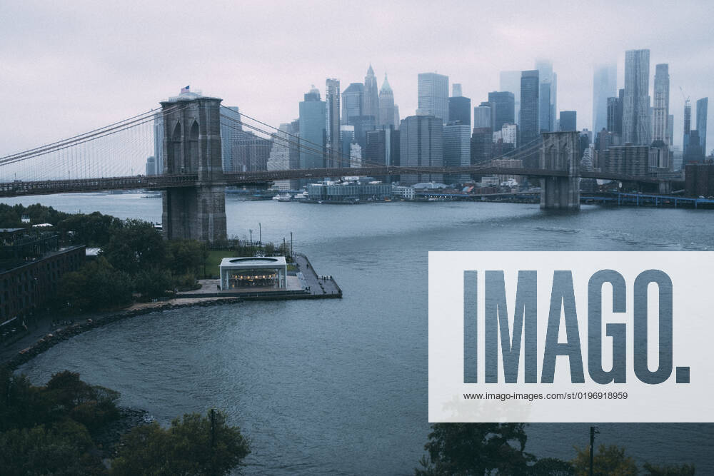 Travel pictures New York City New York Manhattan, 02.10 - 10.10.22: Die Brooklyn Bridge mit Skyline im Hintergrund von der Manhattan Bridge aus fotografiert.
