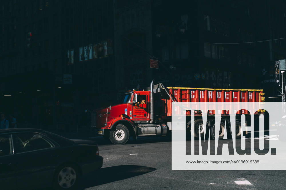 IMAGO Creative, Urban Lifestyle Travel pictures New York City New York Manhattan, 02.10 - 10.10.22: Ein alter roter Truck wird von der Sonne beleuchtet.