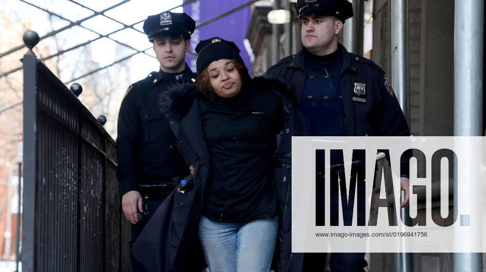 New York, Einbrecherin wollte offenbar Robert De Niros Weihnachtsgeschenke stehlen December 19, 2022: NYPD officers take suspect Shanice Aviles to Central Booking Monday after she was allegedly caught stealing Christmas presents from under a tree at Robert De Niro s townhouse on the Upper East Side. - ZUMAm67_ 20221219_zaf_m67_008