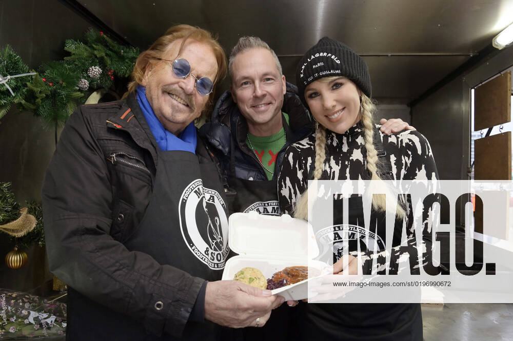 Frank Zander, Annemarie Eilfeld und Mitch Keller verteilen Essen und Geschenke aus dem Food Truck an Obdachlose und Bedürftige am Ostbahnhof. Berlin