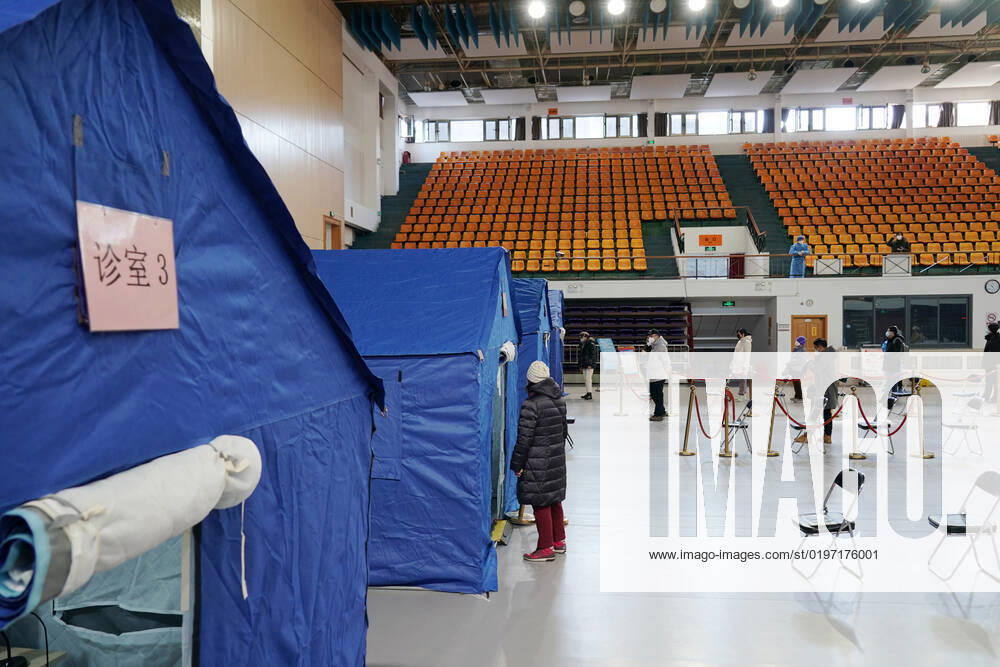 Coronavirus in China, provisorische Notunterkunft für Patienten mit Fieber in Peking (221224) -- BEIJING, Dec. 24, 2022 -- This photo taken on Dec. 24, 2022 shows a makeshift fever clinic in Guang an Gymnasium in Beijing, capital of China. In order to facilitate fever patients to seek medical treatment and ensure residents medical needs, some hospitals in Beijing set up makeshift fever clinics in gymnasiums to provide services such as diagnosis, prescription issuing and medicine dispensing for citizens. ) CHINA-BEIJING-GYMNASIUM-FEVER CLINIC (CN) ZhangxChenlin