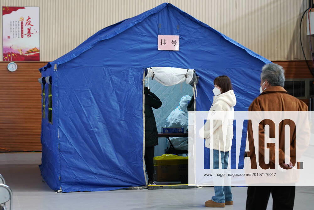 Coronavirus in China, provisorische Notunterkunft für Patienten mit Fieber in Peking (221224) -- BEIJING, Dec. 24, 2022 -- People line up to seek medical advice in a makeshift fever clinic in Guang an Gymnasium in Beijing, capital of China, Dec. 24, 2022. In order to facilitate fever patients to seek medical treatment and ensure residents medical needs, some hospitals in Beijing set up makeshift fever clinics in gymnasiums to provide services such as diagnosis, prescription issuing and medicine dispensing for citizens. ) CHINA-BEIJING-GYMNASIUM-FEVER CLINIC (CN) ZhangxChenlin