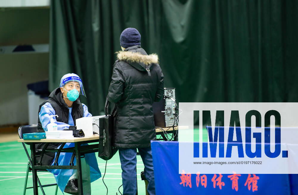 Coronavirus in China, provisorische Notunterkunft für Patienten mit Fieber in Peking (221224) -- BEIJING, Dec. 24, 2022 -- A medical worker gives medical advice to a citizen in a makeshift fever clinic of Beijing Chaoyang Hospital in Chaoyang Gymnasium in Beijing, capital of China, Dec. 24, 2022. In order to facilitate fever patients to seek medical treatment and ensure residents medical needs, some hospitals in Beijing set up makeshift fever clinics in gymnasiums to provide services such as diagnosis, prescription issuing and medicine dispensing for citizens. ) CHINA-BEIJING-GYMNASIUM-FEVER CLINIC (CN) ChenxZhonghao