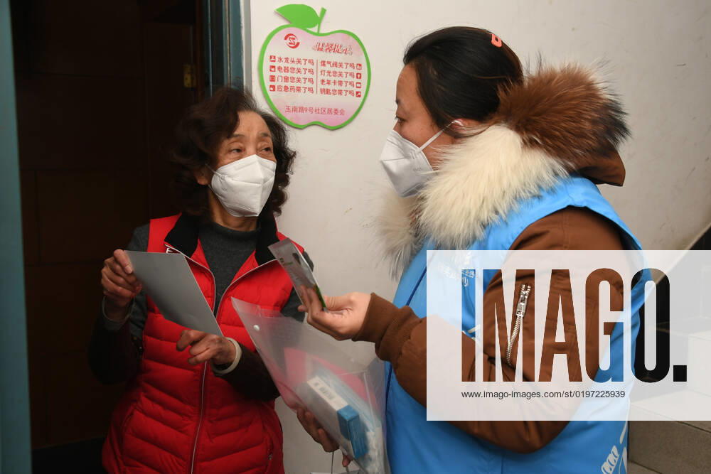 (221227) -- BEIJING, Dec. 27, 2022 -- A community worker (R) talks with a resident in a community in Yangfangdian Subdistrict of Haidian District in Beijing, capital of China, Dec. 27, 2022. In Yangfangdian Subdistrict, care packages including medicines and COVID-19 prevention materials have been offered for senior residents living alone and those with disabilities. Shared medical kits have also been provided for residents in case of emergency. ) CHINA-BEIJING-COVID-19 PREVENTION-CARE PACKAGES (CN) RenxChao