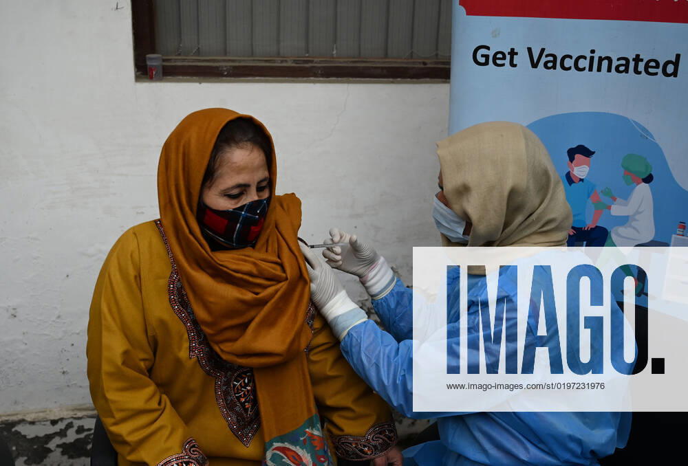 A woman receives a shot of booster dose of COVID19 vaccine on December 27, 2022 in Srinagar, India. Reports of a massive surge in Covid-19 infections in China and apprehensions over the possibility of a spill-over effect in India has led to a sharp uptick in the vaccination intake in the country. In the past week on Friday (December 23) and Saturday, more than one lakh vaccinations were administered in India against an average of between 40,000 and 50,000 doses through most of this month.(Photo By Waseem Andrabi Hindustan Times) Amid China Scare, Covid Booster Vaccination Picks Up In India