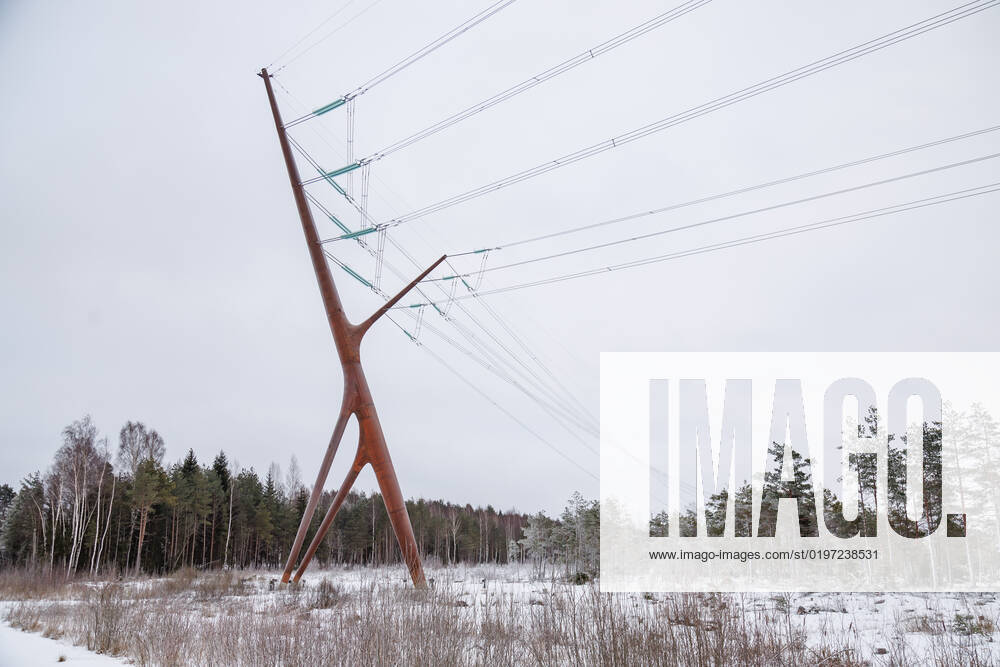 Estland, Erster estnische Designer-Hochspannungsmast Soorebane bei Risti 22.12.2022, Rouma The first Estonian designer highvoltage pylon Soorebane (Bog Fox), Estonias first designer highvoltage pylon, was ordered by Elering and completed in July 2020 near Risti small town in Lääne County. Soorebane, built near the region of the intersection of Ääsmäe-Haapsalu and Risti-Virtsu highways, is 45 metres high and weighs 38.5 tons. The designer pylon has been made of COR-TEN steel, which gives the pylon its characteristic rusty hue. The diameter of the trunk of the pylon is 1.66 metres at the thickest part and the maximum thickness of the wall is 22 millimetres. The authors are Part OÜ architects Sille Pihlak and Siim Tuksam Photo Mihkel Maripuu, Postimees Rouma Läänemaa Estonia 1MM26DEC22O01