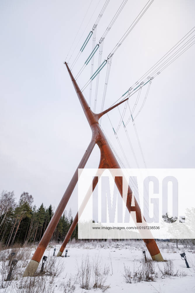 Estland, Erster estnische Designer-Hochspannungsmast Soorebane bei Risti 22.12.2022, Rouma The first Estonian designer highvoltage pylon Soorebane (Bog Fox), Estonias first designer highvoltage pylon, was ordered by Elering and completed in July 2020 near Risti small town in Lääne County. Soorebane, built near the region of the intersection of Ääsmäe-Haapsalu and Risti-Virtsu highways, is 45 metres high and weighs 38.5 tons. The designer pylon has been made of COR-TEN steel, which gives the pylon its characteristic rusty hue. The diameter of the trunk of the pylon is 1.66 metres at the thickest part and the maximum thickness of the wall is 22 millimetres. The authors are Part OÜ architects Sille Pihlak and Siim Tuksam Photo Mihkel Maripuu, Postimees Rouma Läänemaa Estonia 1MM26DEC22O03