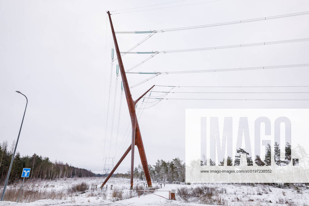 Estland, Erster estnische Designer-Hochspannungsmast Soorebane bei Risti 22.12.2022, Rouma The first Estonian designer highvoltage pylon Soorebane (Bog Fox), Estonias first designer highvoltage pylon, was ordered by Elering and completed in July 2020 near Risti small town in Lääne County. Soorebane, built near the region of the intersection of Ääsmäe-Haapsalu and Risti-Virtsu highways, is 45 metres high and weighs 38.5 tons. The designer pylon has been made of COR-TEN steel, which gives the pylon its characteristic rusty hue. The diameter of the trunk of the pylon is 1.66 metres at the thickest part and the maximum thickness of the wall is 22 millimetres. The authors are Part OÜ architects Sille Pihlak and Siim Tuksam Photo Mihkel Maripuu, Postimees Rouma Läänemaa Estonia 1MM26DEC22O11