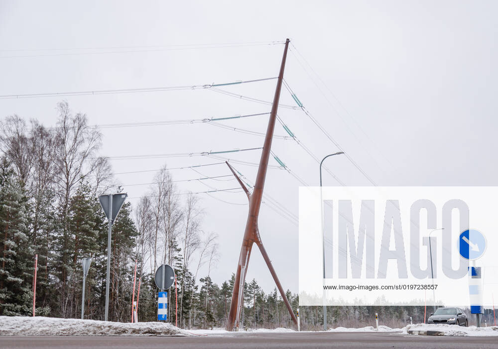 Estland, Erster estnische Designer-Hochspannungsmast Soorebane bei Risti 22.12.2022, Rouma The first Estonian designer highvoltage pylon Soorebane (Bog Fox), Estonias first designer highvoltage pylon, was ordered by Elering and completed in July 2020 near Risti small town in Lääne County. Soorebane, built near the region of the intersection of Ääsmäe-Haapsalu and Risti-Virtsu highways, is 45 metres high and weighs 38.5 tons. The designer pylon has been made of COR-TEN steel, which gives the pylon its characteristic rusty hue. The diameter of the trunk of the pylon is 1.66 metres at the thickest part and the maximum thickness of the wall is 22 millimetres. The authors are Part OÜ architects Sille Pihlak and Siim Tuksam Photo Mihkel Maripuu, Postimees Rouma Läänemaa Estonia 1MM26DEC22O16