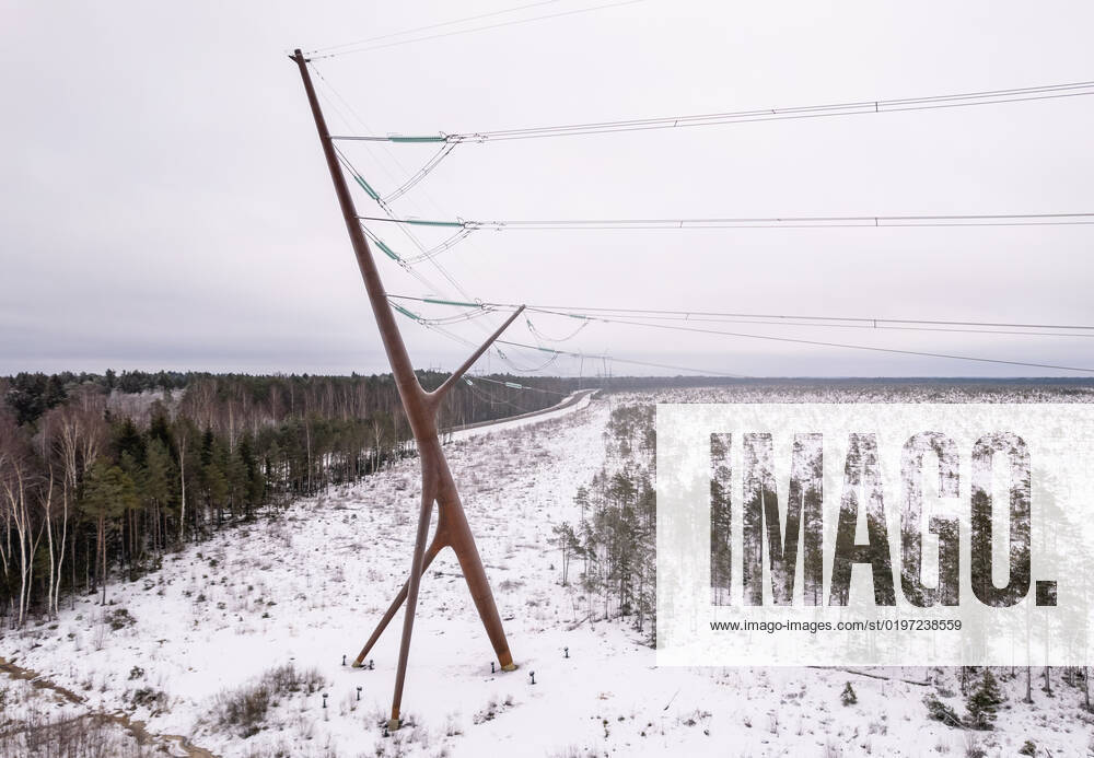 Estland, Erster estnische Designer-Hochspannungsmast Soorebane bei Risti 22.12.2022, Rouma The first Estonian designer highvoltage pylon Soorebane (Bog Fox), Estonias first designer highvoltage pylon, was ordered by Elering and completed in July 2020 near Risti small town in Lääne County. Soorebane, built near the region of the intersection of Ääsmäe-Haapsalu and Risti-Virtsu highways, is 45 metres high and weighs 38.5 tons. The designer pylon has been made of COR-TEN steel, which gives the pylon its characteristic rusty hue. The diameter of the trunk of the pylon is 1.66 metres at the thickest part and the maximum thickness of the wall is 22 millimetres. The authors are Part OÜ architects Sille Pihlak and Siim Tuksam Photo Mihkel Maripuu, Postimees Rouma Läänemaa Estonia 1MM26DEC22O18