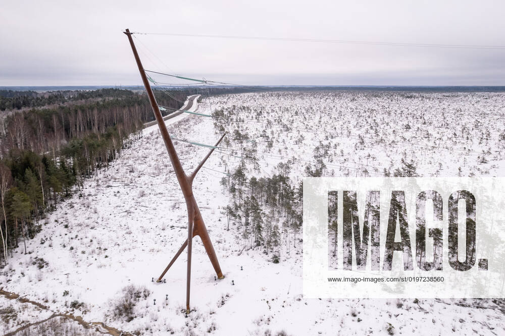 Estland, Erster estnische Designer-Hochspannungsmast Soorebane bei Risti 22.12.2022, Rouma The first Estonian designer highvoltage pylon Soorebane (Bog Fox), Estonias first designer highvoltage pylon, was ordered by Elering and completed in July 2020 near Risti small town in Lääne County. Soorebane, built near the region of the intersection of Ääsmäe-Haapsalu and Risti-Virtsu highways, is 45 metres high and weighs 38.5 tons. The designer pylon has been made of COR-TEN steel, which gives the pylon its characteristic rusty hue. The diameter of the trunk of the pylon is 1.66 metres at the thickest part and the maximum thickness of the wall is 22 millimetres. The authors are Part OÜ architects Sille Pihlak and Siim Tuksam Photo Mihkel Maripuu, Postimees Rouma Läänemaa Estonia 1MM26DEC22O19