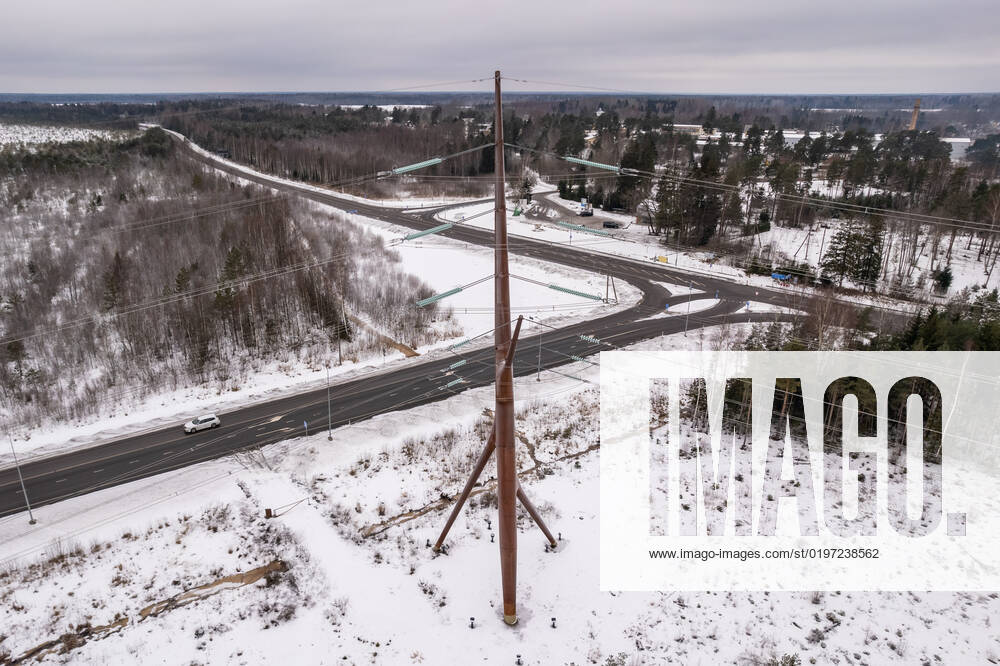 Estland, Erster estnische Designer-Hochspannungsmast Soorebane bei Risti 22.12.2022, Rouma The first Estonian designer highvoltage pylon Soorebane (Bog Fox), Estonias first designer highvoltage pylon, was ordered by Elering and completed in July 2020 near Risti small town in Lääne County. Soorebane, built near the region of the intersection of Ääsmäe-Haapsalu and Risti-Virtsu highways, is 45 metres high and weighs 38.5 tons. The designer pylon has been made of COR-TEN steel, which gives the pylon its characteristic rusty hue. The diameter of the trunk of the pylon is 1.66 metres at the thickest part and the maximum thickness of the wall is 22 millimetres. The authors are Part OÜ architects Sille Pihlak and Siim Tuksam Photo Mihkel Maripuu, Postimees Rouma Läänemaa Estonia 1MM26DEC22O21