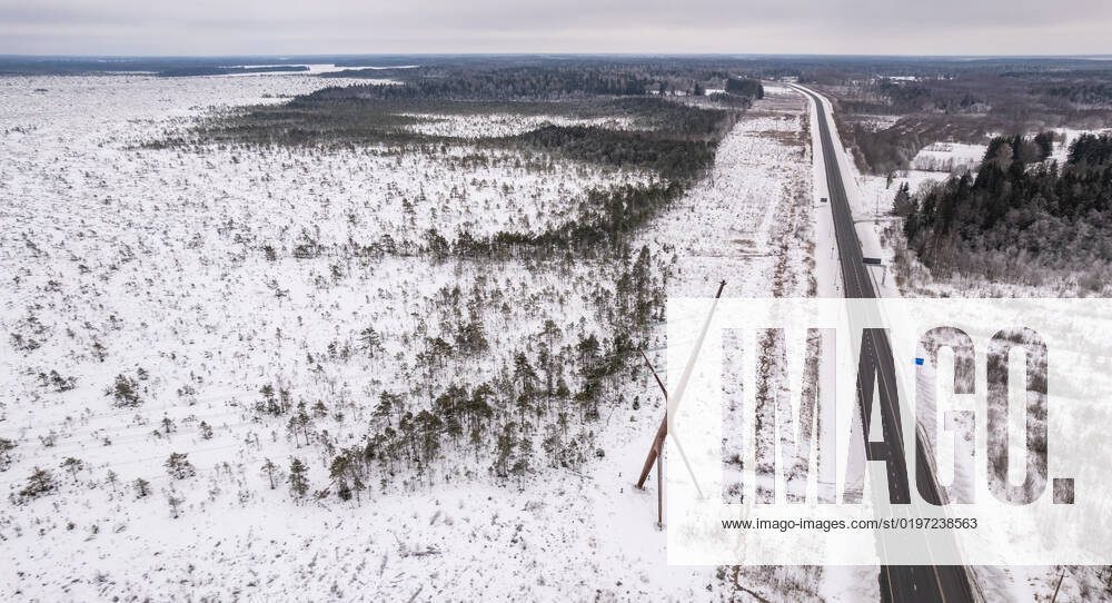 Estland, Erster estnische Designer-Hochspannungsmast Soorebane bei Risti 22.12.2022, Rouma The first Estonian designer highvoltage pylon Soorebane (Bog Fox), Estonias first designer highvoltage pylon, was ordered by Elering and completed in July 2020 near Risti small town in Lääne County. Soorebane, built near the region of the intersection of Ääsmäe-Haapsalu and Risti-Virtsu highways, is 45 metres high and weighs 38.5 tons. The designer pylon has been made of COR-TEN steel, which gives the pylon its characteristic rusty hue. The diameter of the trunk of the pylon is 1.66 metres at the thickest part and the maximum thickness of the wall is 22 millimetres. The authors are Part OÜ architects Sille Pihlak and Siim Tuksam Photo Mihkel Maripuu, Postimees Rouma Läänemaa Estonia 1MM26DEC22O22