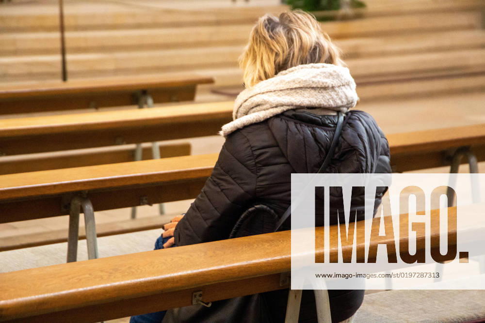 Symbolbild: Junge Frau in der Kirche