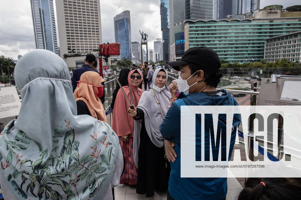 Jakarta, 31 December 2022 : People activity at Thamrin Street Jakarta as Indonesian Lifted up partial lockdown as Covid19 Pandemic decrease. President JOKOWIDODO announced on 30 December 2022 that Indonesia Covid19 change to Endemic so that partial lock down lifted Jakarta Indonesia - ZUMAh128 20221231_zap_h128_005