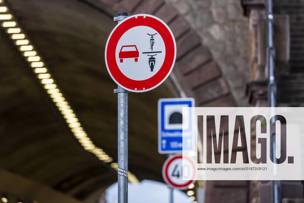 Überholverbot von einspurigen Fahrzeugen. Das Verkehrszeichen 277.1 soll insbesondere Fahrradfahrer besser vor Unfällen schützen. Schwabtunnel Stuttgart. 31.12.2022: Stuttgart, Baden-Württemberg, Deutschland.