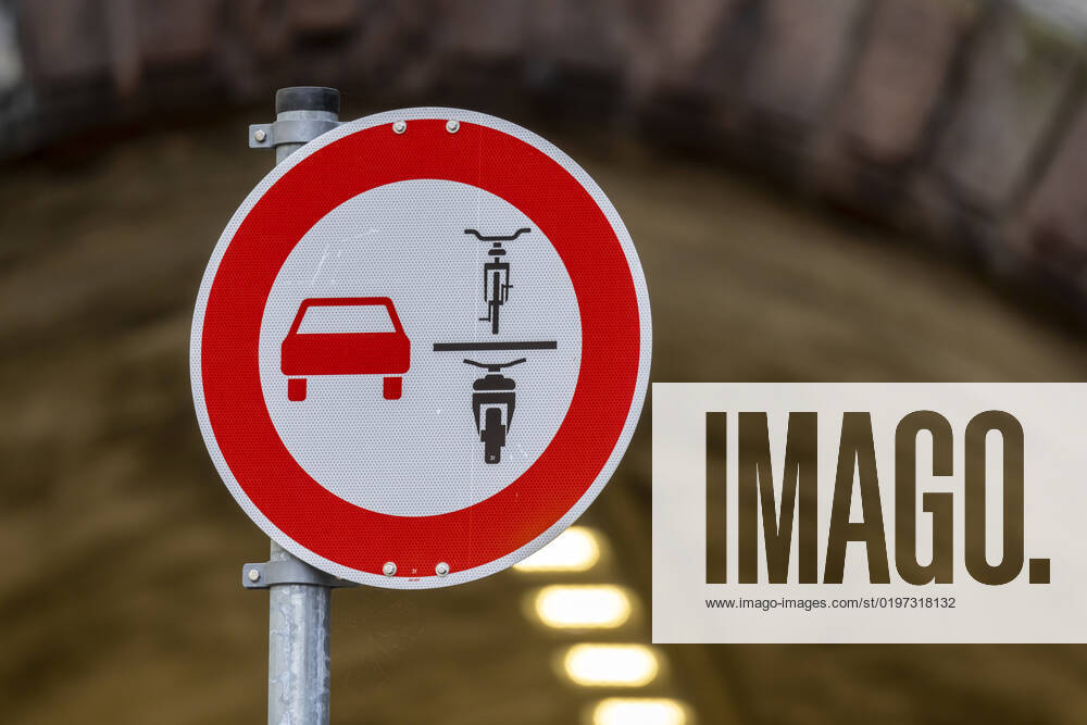 Überholverbot von einspurigen Fahrzeugen. Das Verkehrszeichen 277.1 soll insbesondere Fahrradfahrer besser vor Unfällen schützen. Schwabtunnel Stuttgart. 31.12.2022: Stuttgart, Baden-Württemberg, Deutschland.
