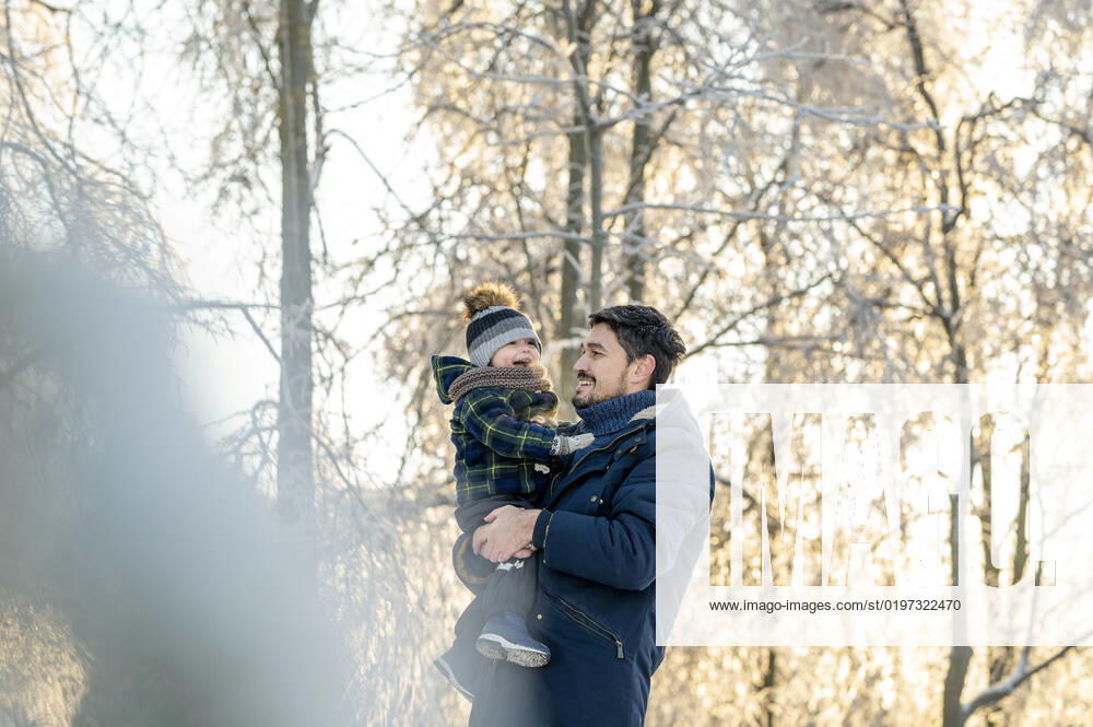 Happy father carrying son in park model released, Symbolfoto, ANAF00676