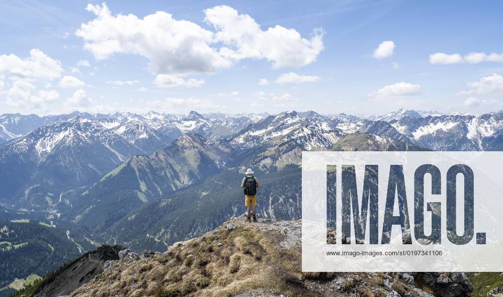 Wanderer am Gipfel des Thaneller, Ausblick auf Bergpanorama, Berglandschaft, Lechtaler Alpen, Tirol, Österreich, Europa
